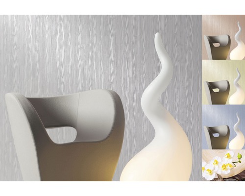 Aménagement intérieur avec papier peint structuré, fauteuil et éclairage décoratif