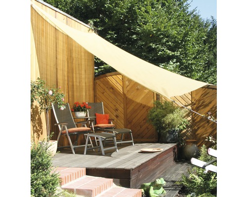 Terrasse avec voile d''ombrage, mobilier de jardin et plantes