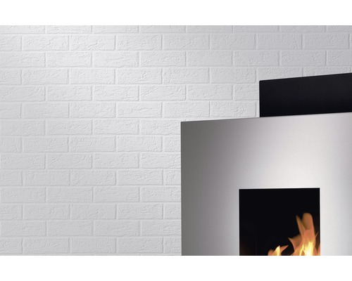 Gros plan d''un mur en briques blanches et d''une cheminée avec des flammes