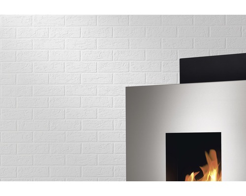 Wandgestaltung mit Steinoptik neben Kamin