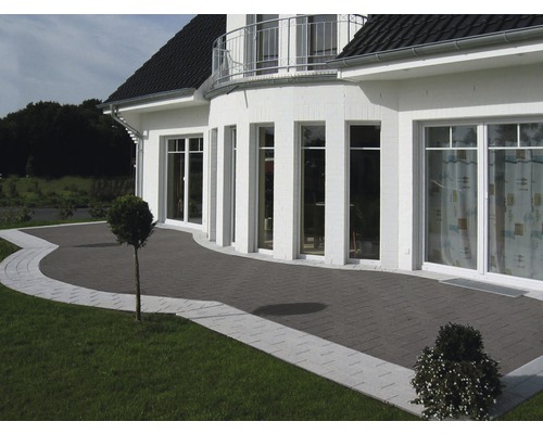 Terrasse avec pavés devant une maison d''habitation