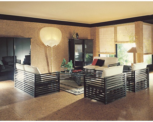 Wohnzimmer mit Sesseln, Sofa, Stehlampe, Schrank und Jalousien