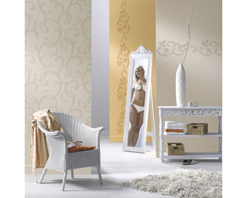 Papier peint non tissé 9428 Patent Decor 3D blanc Salon décoratif avec papiers peints à motifs floraux, miroir, fauteuil en rotin et commode