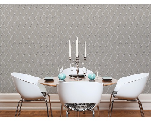 Salle à manger avec table, chaises et papier peint à motifs