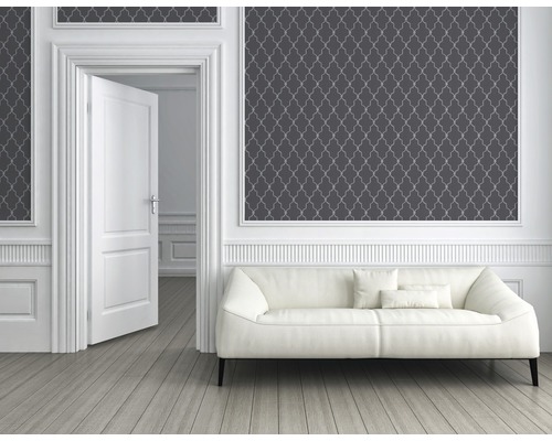 Salon avec papier peint à motifs gris, canapé blanc et porte ouverte