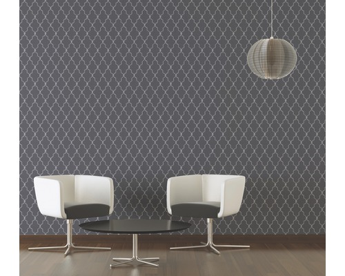 Pièce avec papier peint à motifs, deux chaises et une suspension