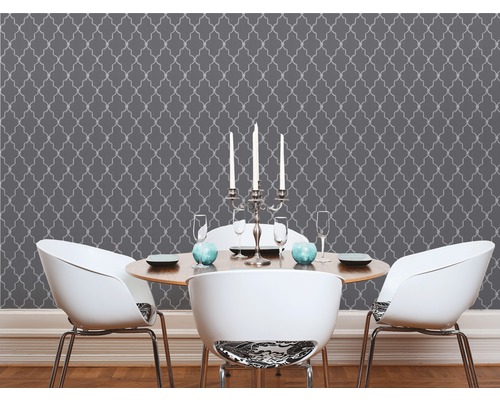 Salle à manger avec papier peint à motifs, table à manger et chaises