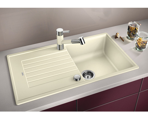 Beige Küchenspüle mit Abtropffläche, Armatur und Abfluss