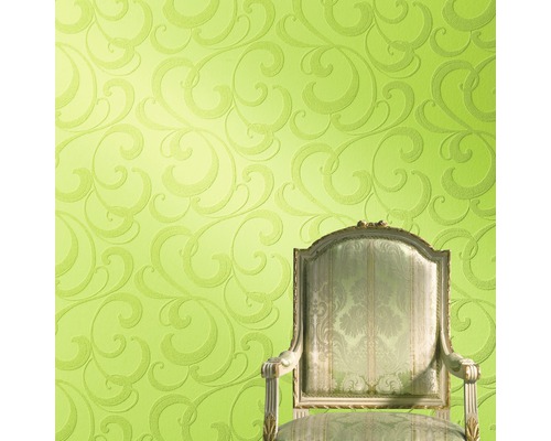 Scène avec un papier peint à motif floral et une chaise de style vintage