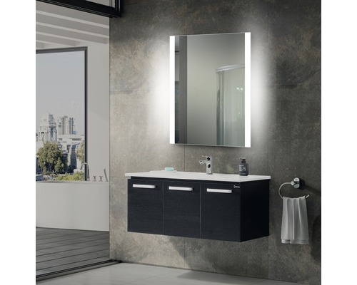 Salle de bains moderne avec meuble sous-lavabo, miroir avec éclairage et porte-serviettes