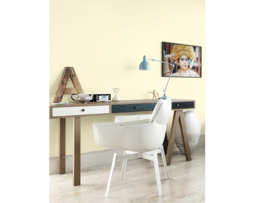 Bureau avec table, lampe, chaise et décorations pour une atmosphère lumineuse et organisée