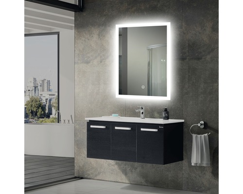 Salle de bain moderne avec miroir lumineux, meuble-lavabo et porte-serviettes