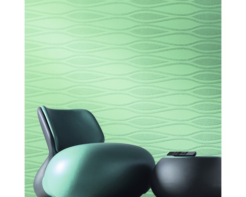 Wohnzimmer mit geprägter Tapete, Sessel und Beistelltisch