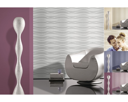 Wohnraumgestaltung mit Tapete mit Wellenmuster, Sessel und Dekoration