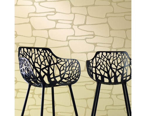 Deux chaises noires devant un papier peint beige à motif de pierres.