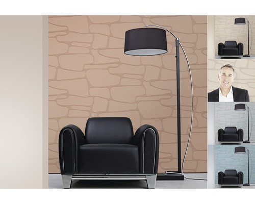 Fauteuil noir et lampadaire devant un mur à motifs