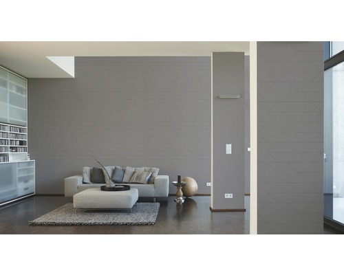 Heller Wohnraum mit Sofa, Hocker, Regal und gemusterter Wand