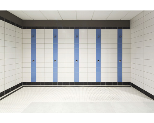 Salle de douche carrelée avec plusieurs douches