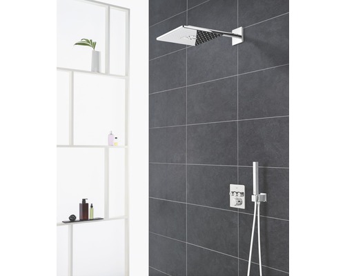 Duschsystem mit Kopfbrause und Handbrause in modernem Badezimmer