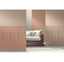 Dekoratives Zimmer mit Relief-Tapete und Sofa.