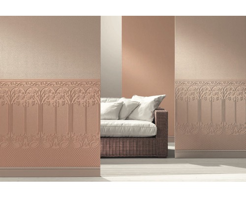 Dekoratives Zimmer mit Relief-Tapete und Sofa.