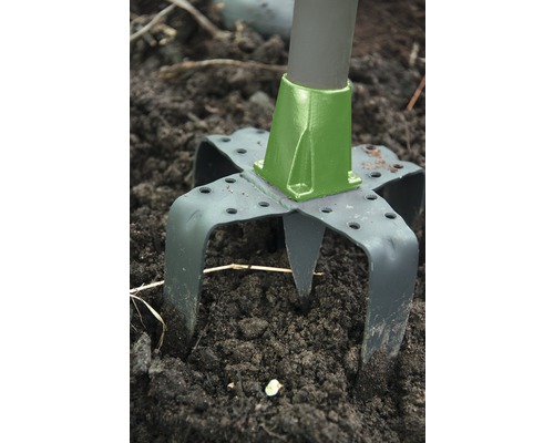 Gros plan sur un sol avec un désherbeur