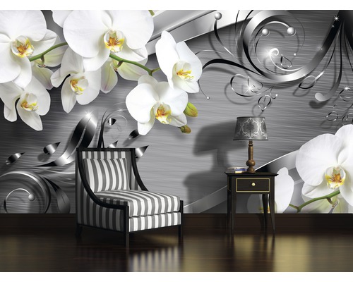 Salon avec papier peint photo, fauteuil et table d''appoint