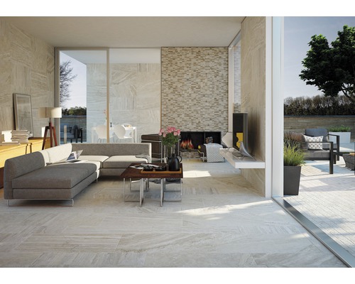 Espace de vie lumineux et ouvert avec carrelage, canapé et cheminée