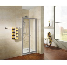 Badezimmer mit Duschkabine, Handtuch und Stuhl