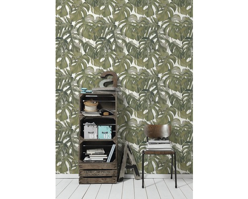 Raumgestaltung mit Monstera-Blätter Tapete, Holzkiste und Stuhl