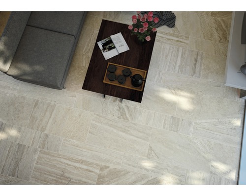 Séjour lumineux avec carrelage, canapé et table