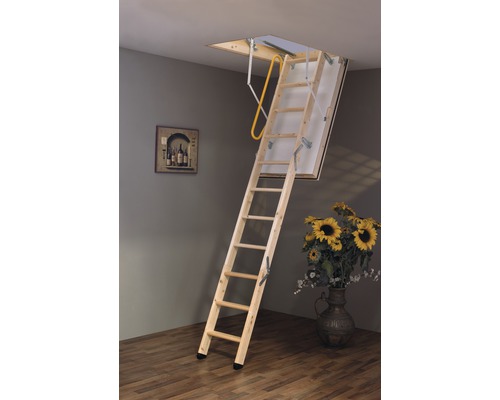 Escalier de grenier en bois déployé dans une pièce