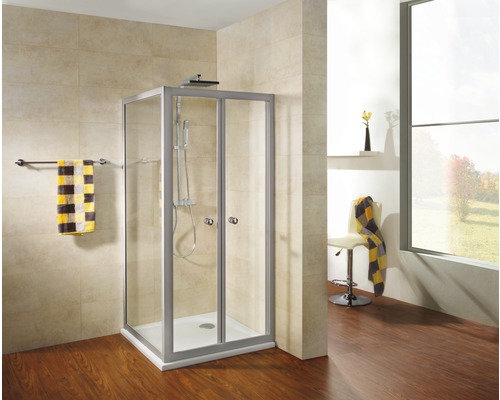 Badezimmer mit Duschkabine, Handtuch und Stuhl