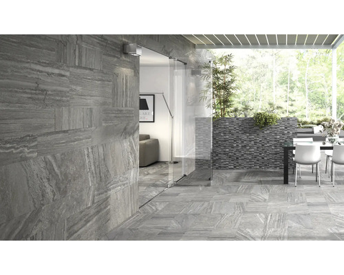 Heller, geräumiger Raum mit Wand- und Bodenfliesen in Marmoroptik, Glastür und Essbereich im Freien