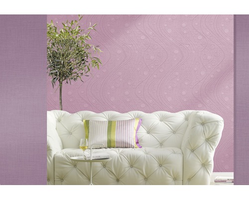 Wohnzimmer mit gemusterter Tapete, Sofa und Zimmerpflanze