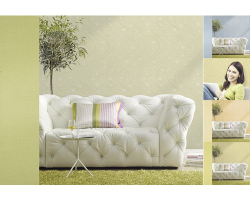 Wohnzimmer mit weißem Sofa, kleinem Tisch und gemusterter Tapete