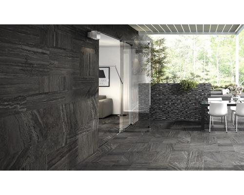 Terrasse mit Steinmauer und Sitzgruppe