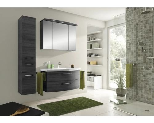 Badezimmer mit Waschtisch, Spiegelschrank, Hochschrank und Dusche