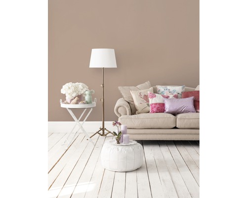 Wohnzimmer mit Sofa, Stehlampe und Beistelltisch