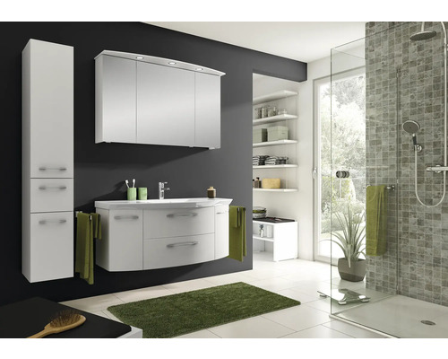 Badezimmer mit Waschbecken, Spiegelschrank, Hochschrank und Dusche