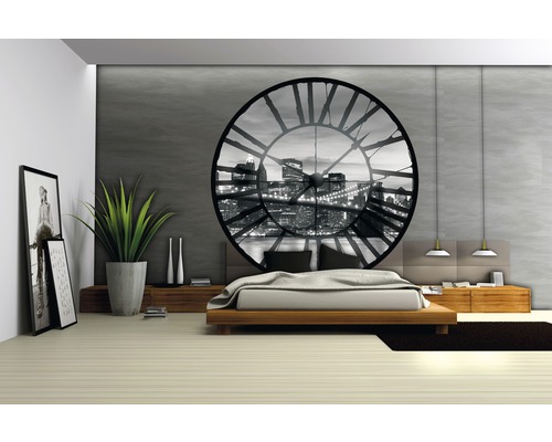 Chambre avec une grande horloge murale représentant une ville