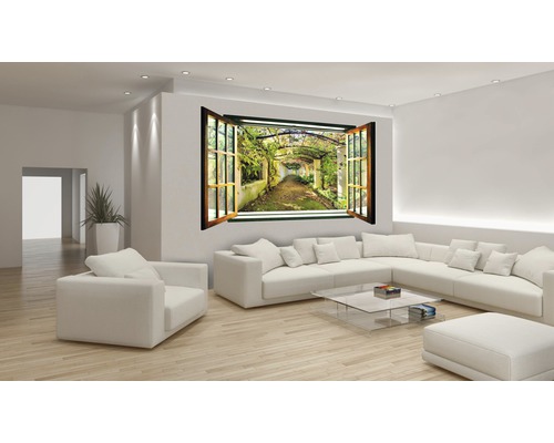 Salon avec canapé, fauteuil, table en verre et sticker mural en trompe-l''œil avec motif de jardin.