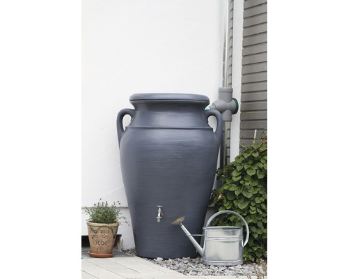 Graue Regenwassertonne in Amphorenform mit Wasserhahn und Gießkanne