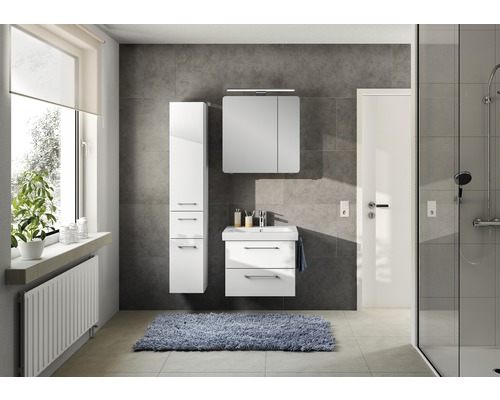 Salle de bains lumineuse avec lavabo, armoire de toilette, armoire haute et douche