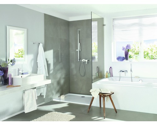 Helles Badezimmer mit Dusche, Badewanne, Waschbecken und Spiegel.