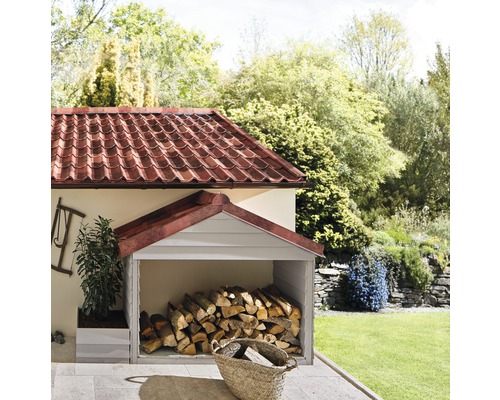 Holzlager mit Holz und Garten im Hintergrund