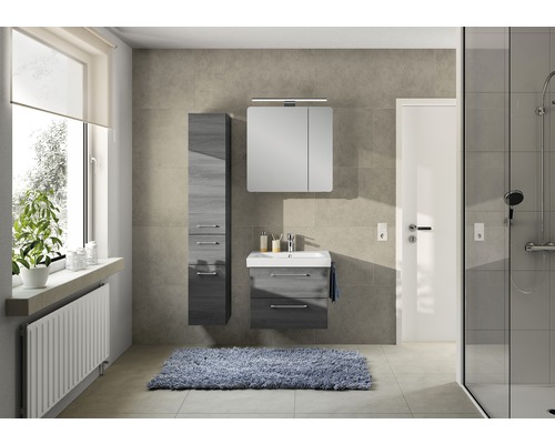 Salle de bains moderne avec lavabo, armoire de toilette, armoire haute et douche