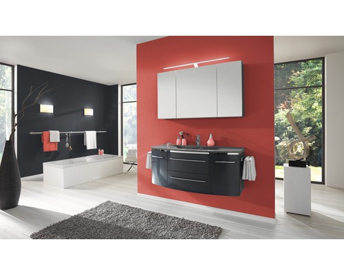 Salle de bains moderne avec baignoire, meuble-lavabo et armoire de toilette