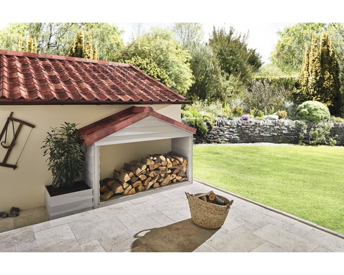 Gartenansicht mit Holzschuppen und gelagertem Brennholz