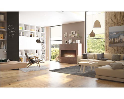 Salon avec bibliothèque, cheminée, canapé et décorations pour une atmosphère chaleureuse.